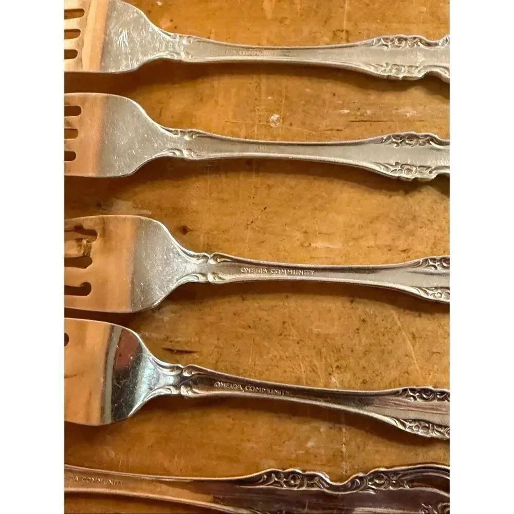 Oneida Real Silverplate Community Brahms 3 Spoons 2 Salad Forks 2 Forks 1Large F